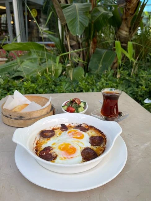 GÜVEÇTE SUCUK KAŞARLI YUMURTA